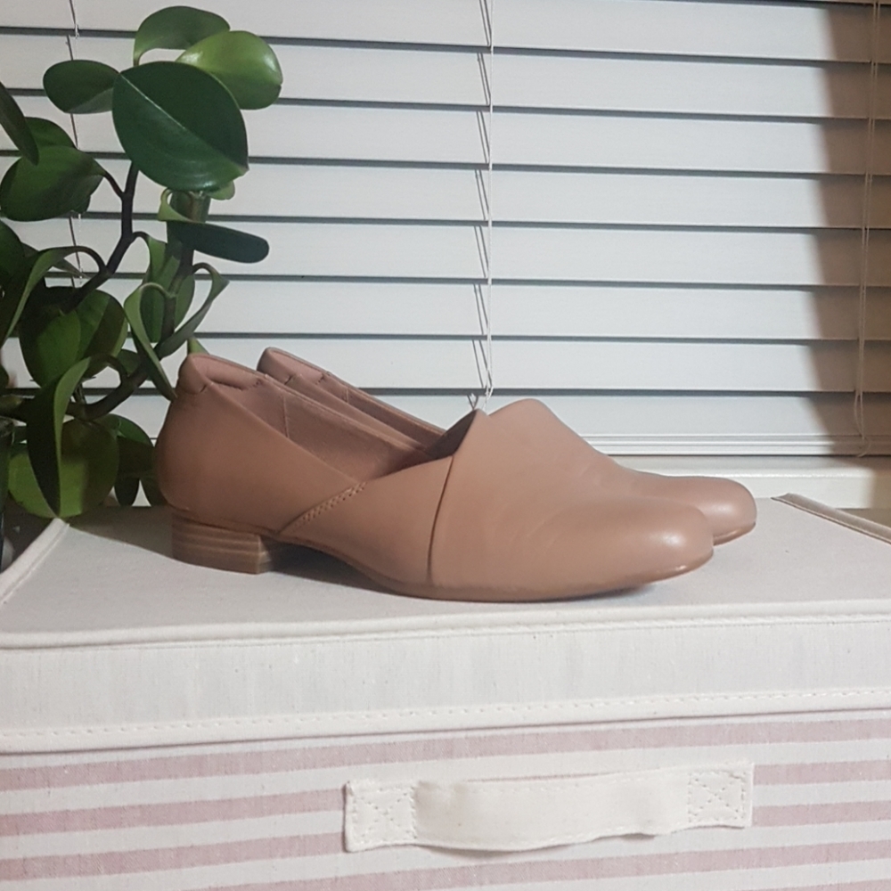Size 8 NWOB Clarks "Juliet" praline loafers